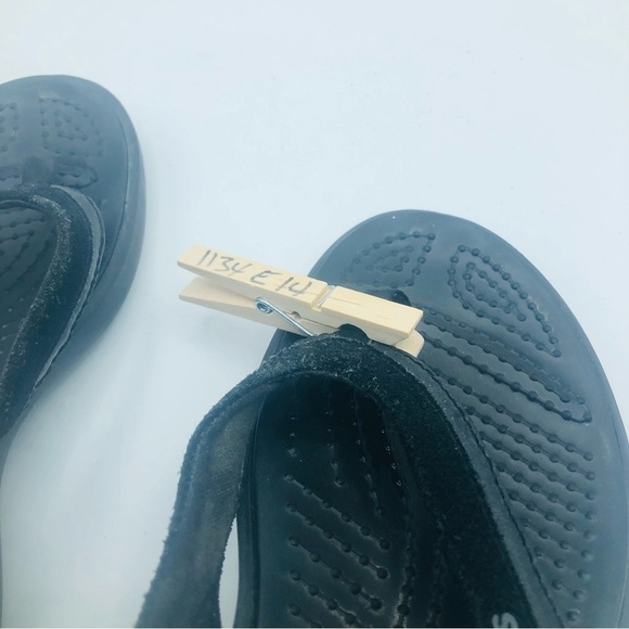 Crocs women’s black flip-flops‎ size 6 - Picture 9 of 10